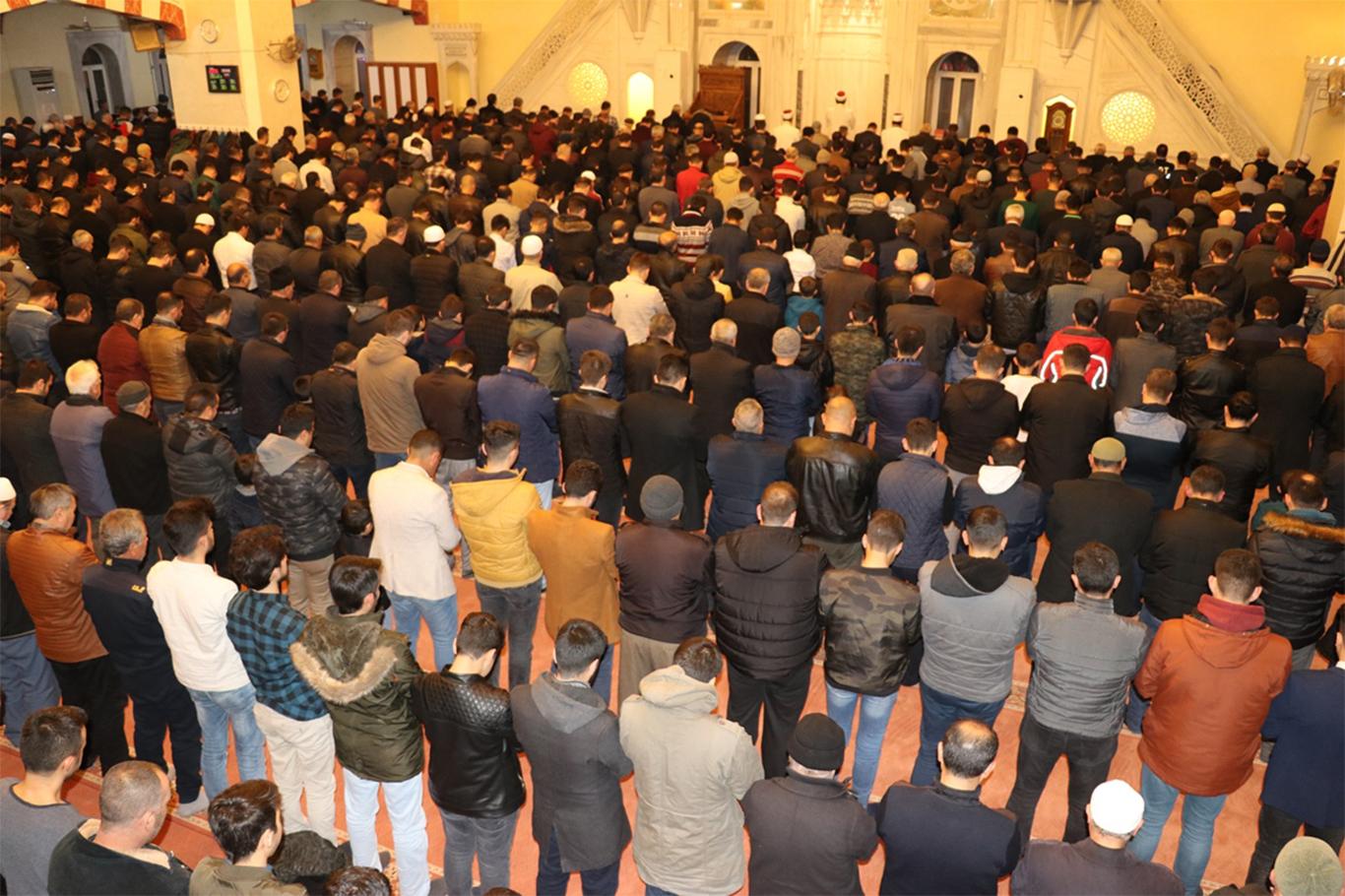​Regaib Kandili'nde camiler doldu taştı